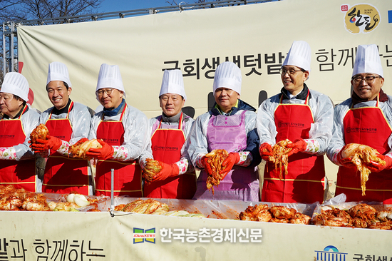 최근 열린 2023 국회 생생텃밭 김장나눔행사에서 대한한돈협회 구경본 수석부회장을 비롯하여 주요 관계자들이 김치를 담그고 있다.kenews.co.kr