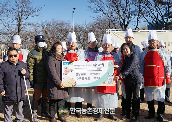 최근 열린 2023 국회 생생텃밭 김장나눔행사에서 대한한돈협회 구경본 수석부회장이 김장김치와 한돈을 사회복지관 7곳에 전달했다.kenews.co.kr