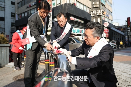 지사 인근 불법대출 홍보물 제거활동나선 한국마사회 김종철 고객서비스본부장
