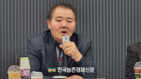 농축산전문지 기자간담회에 이동활 위원장을 비롯해 김정일 부위원장, 김대중 부위원장, 이상혁 관리위원도 함께 자리를 했다. 이 위원장이 한우자조금 현안사업에 대한 기자들 질문에 답변하고 있다. kenews.co.kr