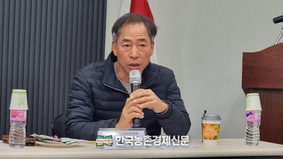 전북 부안에서 올라온 김대중 한우자조금관리위원회 부위원장이 기자간담회에 참석해 "살처분 농가들의 막막하고 숨막히다"는 농가들의 깊은 현장 속사정 얘기를 기자들에게 쏟아내 말하고 있는 모습. 나남길 kenews.co.kr 