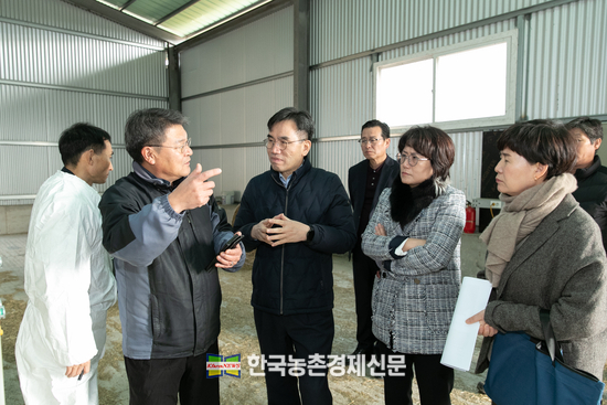 임기순 국립축산과학원장이 10일 경북 경주시 소재의 열풍건초 생산시스템 시범사업장 농가를 방문해 건초생산 현장을 둘러보고 있다.<사진= 농촌진흥청 kenews.co.kr>
