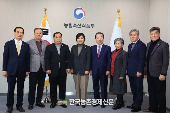  송미령 농림축산식품부 장관이 지난 1월 12일 세종청사에서 한국농축산연합회 운영 위원회 소속 단체장을 초청하여 상호 소통의 시간을 나눴다. 사진 왼쪽부터 한국새농민중앙회 김안석 회장, 한국인삼협회 반상배 회장, 축산관련단체협의회 김삼주 회장, 전국한우협회장, 농림축산식품부 송미령 장관, 한국농축산연합회 이승호 회장, 한국낙농육우협회장, 한국농식품여성CEO연합회 신세경 회장, 한국신지식농업인중앙회 원용덕 회장, 대한한돈협회 손세희 회장. kenews.co.kr