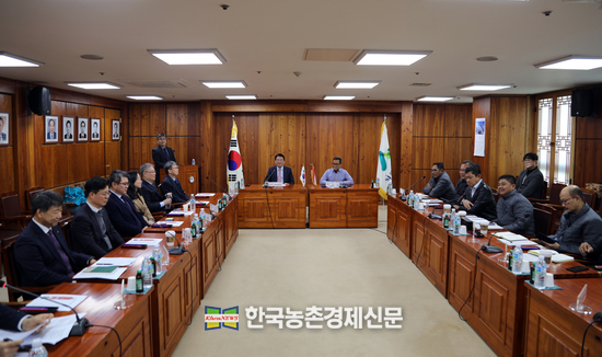 최창호 산림조합중앙회장(왼쪽)과 아니스(Natalas Anis Harjanto) 인도네시아 영림공사 운영이사가 관계자들과 함께 간담회를 진행하고 있다. kenews.co.kr