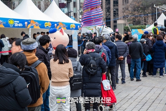 2024 한돈 삼겹살데이 행사장이 한돈 구매행렬로 긴줄이 늘어서 있다..kenews.co.kr