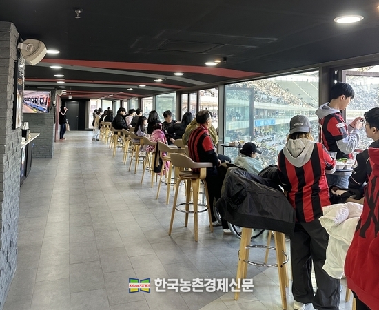 지난해 한돈 스카이펍은 전 좌석 1순위 매진을 기록하며 큰 인기를 끌었다. kenews.co.kr