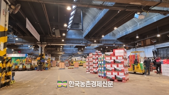  사과를 비롯한 과일가격이 연일 고공행진을 하면서 물가당국이 물가잡기에 허둥지둥 뒷북치는 대책들을 내놓고 있으나 가격이 쉽게 꺽일 기세가 아니다. 사진은 국내 최대 과일도매시장인 서울 가락시장 과일경매장 모습이다. <기동취재팀 kenews.co.kr>