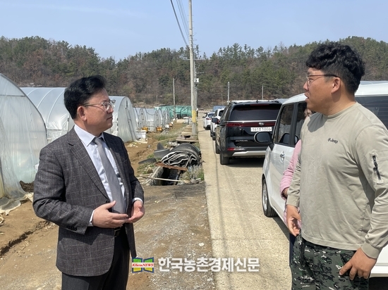 이승돈 국립농업과학원 원장이 최근 참외 재배에 뒤영벌을 이용하고 있는 성주의 한 농가를 방문해 현장의 어려움을 듣고 있다. <사진=농촌진흥청 kenews.co.kr>