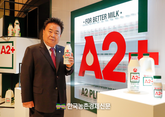 서울우유협동조합 문진섭 조합장이 이번에 새로 출시한 A2+ 우유를 들어 보이고 있다. kenews.co.kr