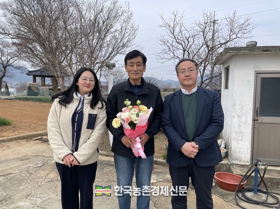 올해 신규로 도입된 '농지이양은퇴직불사업'이 시행 한 달만테 큰 호응을 얻고 있다.(농지이양 은퇴직불금을 강화군에 거주하는 한OO씨에게 첫 지급 기념사진). kenews.co.kr