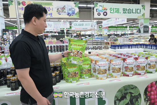 23일 서울 서초구 하나로마트 양재점 '인제, 왔습니다. 상생 마켓 특판전' 행사장에 소비자들이 모여있다. <사진= 농협유통 kenews.co.kr>