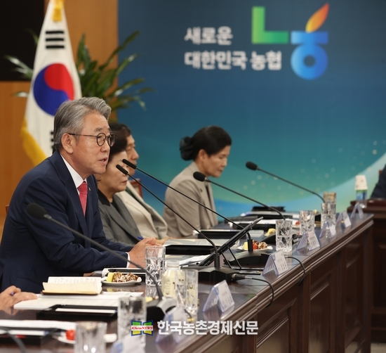 강호동 농협중앙회장이 농업인단체장들의 건의사항에 답변을 하고 있다. kenews.co.kr