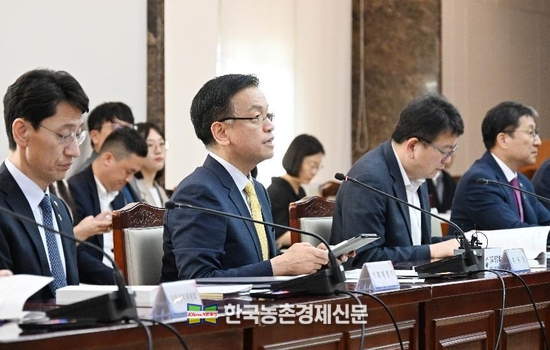 최상목 부총리 겸 기획재정부 장관이 6월 19일 오전 서울 종로구 정부서울청사에서 열린 '공공기관운영위원회'를 주재, 모두발언을 하고 있다. 나남길 kenews.co.kr
