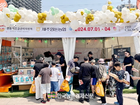 한돈자조금은 몽골 울란바토르 이마트 3호점 광장에서 한돈PR 및 시식회를 진행, 현지 소비자들로부터 큰 호응을 얻었다. kenews.co.kr