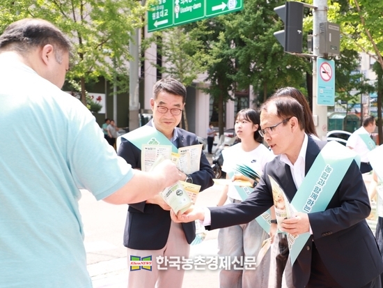  12일 여의도 농협재단 앞에서 여영현 농협 상호금융대표이사가 시민에게 우리쌀로 만든 간식을 나눠주고 있다. kenews.co.kr<br>
