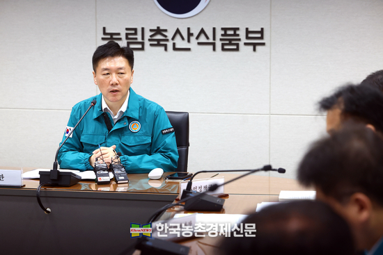 농식품부 박범수 차관이 13일 오전, 럼피스킨 방역대책본부 및 아프리카돼지열병 중앙사고수습본부 회의를 통해 관계부처와 지자체의 가축전염병 발생과 방역대책 추진상황을 점검하였다. kenews.co.kr