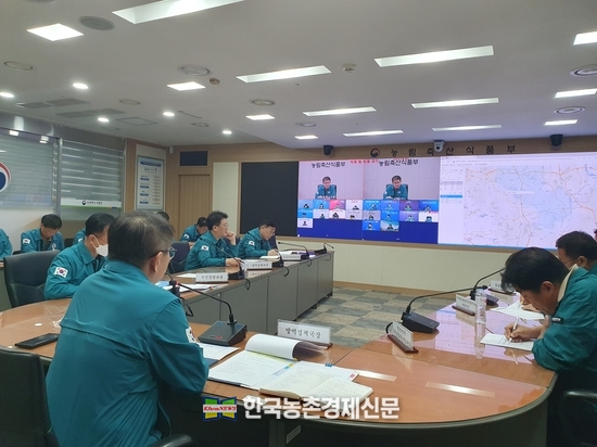 8월 31일 경기도 이천시 소재 젖소농장에서 럼피스킨 양성이 확인됨에 따라 럼피스킨 가축질병방역대책본부는 8월 31일 저녁, 농식품부 최정록 방역정책국장 주재로 관계기관과 지자체가 참여하는 가축질병방역대책본부 회의를 개최, 발생 상황과 대책을 점검하였다. kenews.co.kr