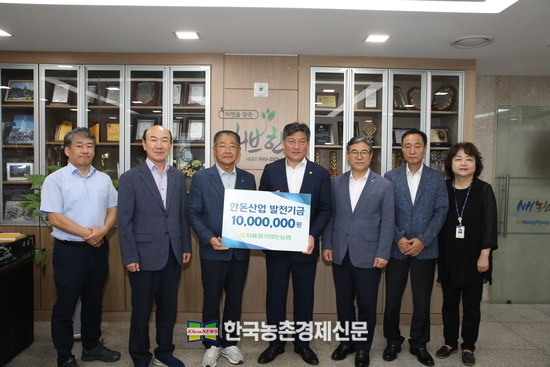 대한한돈협회(회장 손세희)는 지난 9월 9일 서울서울경기양돈농협을 방문해 이정배 조합장을 접견하고 최근 한돈산업 현안에 대해 논의했다. 이날 간담회에서는 서울경기양돈농협 이정배 조합장이 손세희 회장에게 한돈산업발전기금 1천만원을 전달하는 한돈산업발전기금 전달식도 함께 가졌다. 사진 중앙 서울경기양돈농협 이정배 조합장, 대한한돈협회 손세희 회장. kenews.co.kr