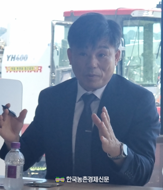 <strong>정병우 국립식량과학원 남부작물부장이 스마트농업 기술개발과 활성화에 대해 현장에서 직접 설명하고 있다.<밀양 남부작물부= 나남길 kenews.co.kr></strong>
