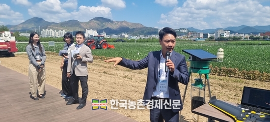 농촌진흥청 국립식량과학원 남부작물부 박진기 농업연구사가 스마트농업 기술개발과정과 현장적용 기술효과에 대해 설명하고 있다. kenews.co.kr