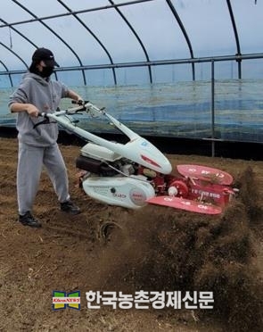 농어촌희망재단 ‘청년창업농장학생’ 민혜원 농업인의 농삿일 준비가 야무지게 당차 보인다. kenews.co.kr 
