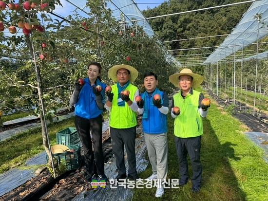 왼쪽부터 조현민 (주)한진 사장, 지준섭 농협중앙회부회장, 노삼석 (주)한진 대표이사, 최선식 농협물류 대표가 기념촬영을 하고 있다. kenews.co.kr