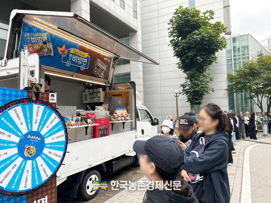 한양대학교에서 진행한 ‘한돈X팔도 푸드트럭’ 시식 행사에 대학생들이 참여하고 있다. kenews.co.kr