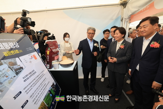 송미령 농림축산식품부 장관이 김제 국제종자박람회 개막식에 참석해 우수종자들을 둘러보며 관계자들을 격려하고 있다.<김제= 나남길 kenews.co.kr>