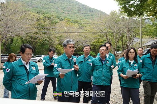 임상섭 산림청장이 14일 전남 여수시 소나무재선병 피해현장을 점검하고 맞춤형 방제방안을 논의하는 현장간담회를 주재하고 있다.박시경 kenews.co.kr