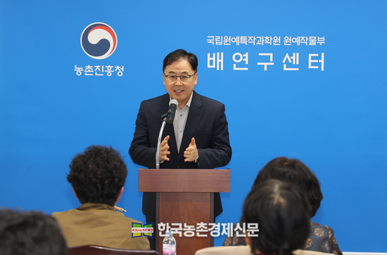 나주 배연구센터에서 농촌진흥청 국립원예특작과학원 박정관 원예작물부장이 단감 신품종에 보급에 설명을 하고 있다. <나주 배연구센터= 나남길 kenews.co.kr>