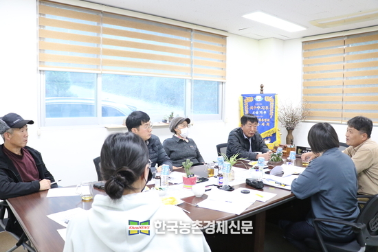 피해농가들 현장인터뷰 모습. 괴산 증평 농촌공간정비사업 농장취재 현장. kenews.co.kr
