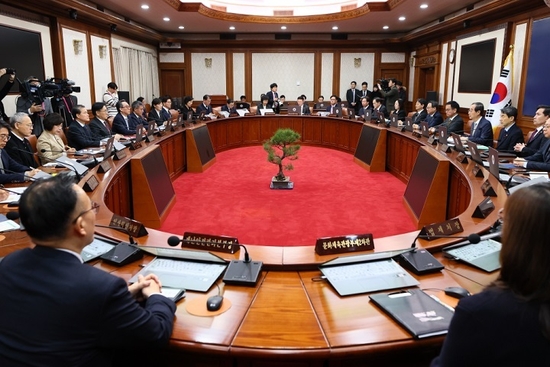 한덕수 대통령 권한대행 국무총리가 19일 세종대로 정부서울청사에서 임시 국무회의를 주재, 모두발언을 하고 있다. kenews.co.kr