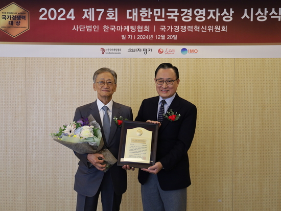 이병만 동오그룹 회장이 농산업 혁신을 통해 미래농업을 선도한 공로를 인정받아 ‘2024 제7회 대한민국경영자상’을 수상했다. 왼쪽부터 이병만 동오그룹 회장, 이해선 한국마케팅협회 회장. kenews.co.kr
