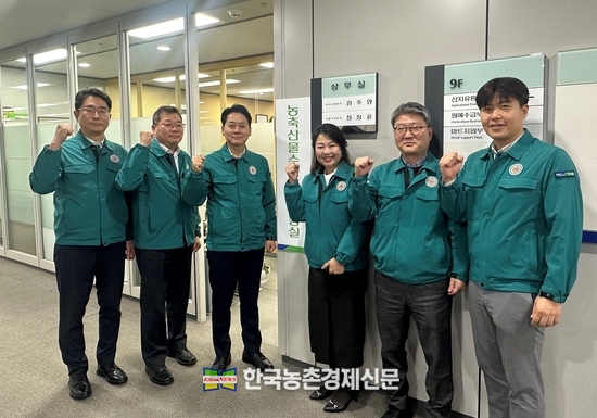 사진 왼쪽 첫번째부터 김태완 농산물도매부장, 김정호 원예수급부장, 김주양 산지도매본부장, 장지윤 식품지원부장, 정태연 마트지원부장, 최동원 축산유통부 유통전략국장이 단체사진 포즈를 취하고 있다. kenews.co.kr