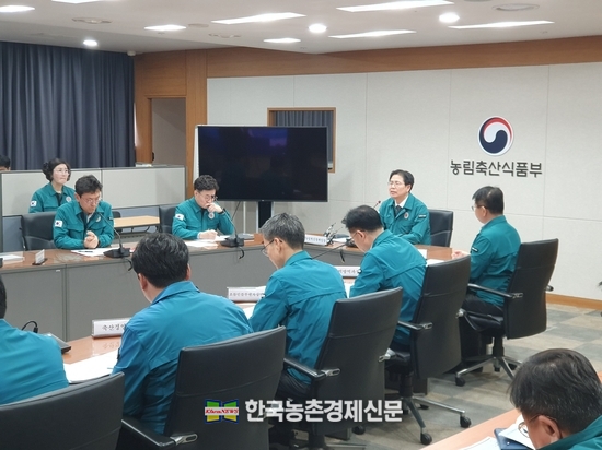 농식품부, 강형석 농업혁신정책실장 주재로 21일 오후 아프리카돼지열병 중앙사고수습본부 회의 개최, 가축질병 발생상황 및 방역대책 추진상황 등 점검. 농식품부 재난상황실 kenews.co.kr