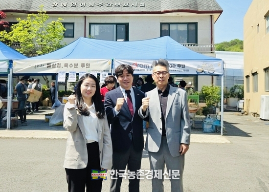 도드람양돈농협 유통사업본부장 겸 ㈜도드람엘피씨 대표이사 공춘식(가운데), 혜성원 원장 이경호(오른쪽)가 기부활동 후 사진촬영을 하고 있다. kenews.co.kr