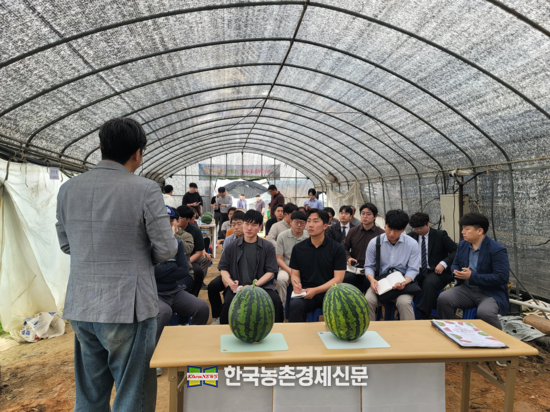 겨울엔 수박 품평회에 참석한 인근 농가와 아시아종묘 임직원들. kenews.co.kr