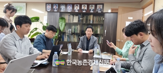 이창호 한국오리협회장이 최근 농축산전문언론들과 기자간담회를 가졌다. kenews.co.kr 