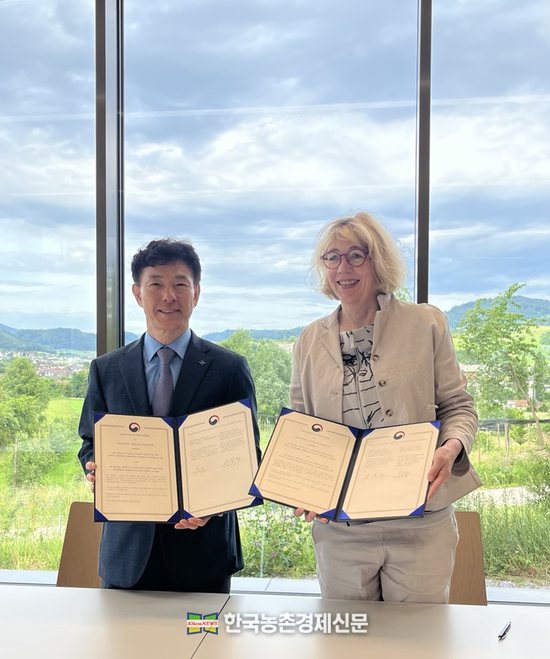 28일 국립농업과학원 농업환경부 이상재 부장과 스위스유기농업연구소 베아테 후버(Beate Huber) 경영위원회 부의장이 스위스유기농업연구소(FiBL)에서 유기농업 발전에 관한 업무협약을 체결하고 있다.<사진=농촌진흥청 kenews.co.kr>