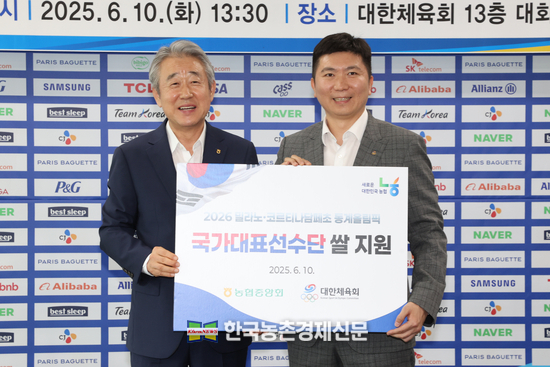 강호동 농협중앙회장(왼쪽)이 10일 서울시 송파구 올림픽회관에서 유승민 대한체육회장(오른쪽)과 쌀소비촉진을 위한 아침밥 먹기 운동 업무협약을 체결하고 있다. kenews.co.kr