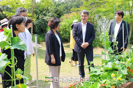 치유농업 적용 의료기관 현장방문!<br>
서효원 농촌진흥청 차장은 9일 전북 완주군 마음사랑병원을 방문해 정신질환자 회복을 위한 치유농업 프로그램 운영 현황을 살펴보고 농업과 의료의 협력방안을 논의했다. <사진= 농촌진흥청 kenews.co.kr>