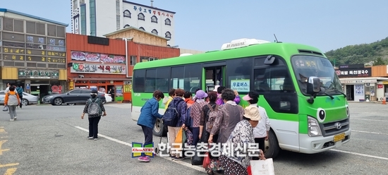 전남지역 소도시인 독천버스터미널에 도착한 군내 무료버스를 이용객들이 이용을 하고있는 모습이다. kenews.co.kr