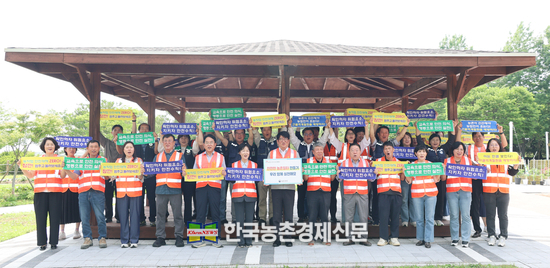 농업인 안전365 캠페인! 17일 충남 예산군 충남농업기술원에서 권재한 농촌진흥청장과 참석자들이 ’농업인 안전365 캠페인‘ 안전실천 챌린지를 실시했다. <사진= 농촌진흥청 kenews.co.kr>