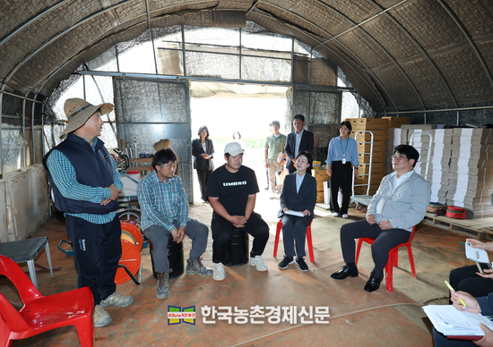 17일 권재한 농촌진흥청장은 충남 아산시 농작업안전재해예방 사업장을 방문해 농작업 현장을 살펴보고 농작업 안전 실천 문화 확산을 위한 의견을 들었다. <사진= 농촌진흥청 kenews.co.kr>