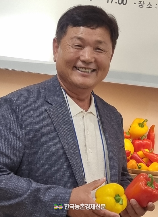 한국파프리카생산자자조회 조근제 회장이 새로운 파프리카 요리발굴을 위한 요리심사 도중에 파프리카의 소비촉진을 위한 우수성을 설명하며 활짝 웃어 보이고 있다. kenews.co.kr