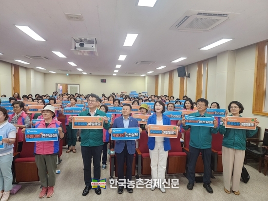 농촌진흥청 서효원 차장 등 관계자들이 온열질환 예방 캠페인을 펼치고 있는 모습. kenews.co.kr