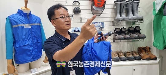 농촌진흥청 김인수 농업연구사가 온열질환 예방을 위해 개발한 시원한 쿨조끼를 설명하고 있다. 농업전문지기자단 현장브리핑에서 이 조끼는 실제 온도를 15도까지 낮춰주는 효과를 시연해 보여줬다. kenews.co.kr