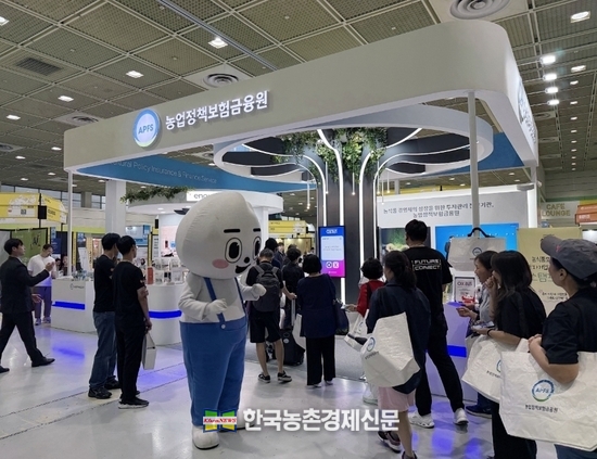 농업정책보험금융원 '2025 농식품 테크 스타트업 창업 박람회’ 이벤트 진행 모습.<사진 = 농금원 kenews.co.kr>