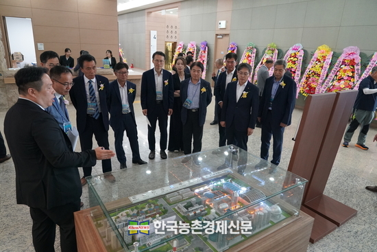 복도 전시 된 가축분뇨 자원화 과정을 관람하는 사진. kenews.co.kr
