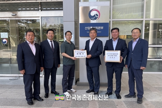 전국 농축협 조합장 대표들은 7월 29일 산업통상자원부를 방문하여 성명서를 전달하였다. 왼쪽부터 충남축협운영협의회 이은승 조합장(세종공주축산농협), 농협 벼 전국협의회 이보형 조합장(광천농협), 정부관계자, 농협RPC전국협의회 문병완 조합장(보성농협), 축산발전협의회 이덕우 조합장(남양주축산농협), 사과전국협의회 신화범 조합장(북부농협). <기동취재팀 kenews.co.kr>